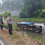 Sopir Mengantuk, Minibus 19 Penumpang Ziarah Wali Terjun ke Sungai Lumajang