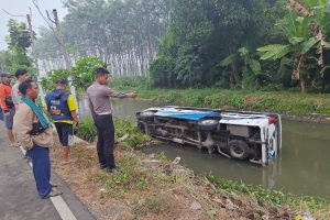 Sopir Mengantuk, Minibus 19 Penumpang Ziarah Wali Terjun ke Sungai Lumajang