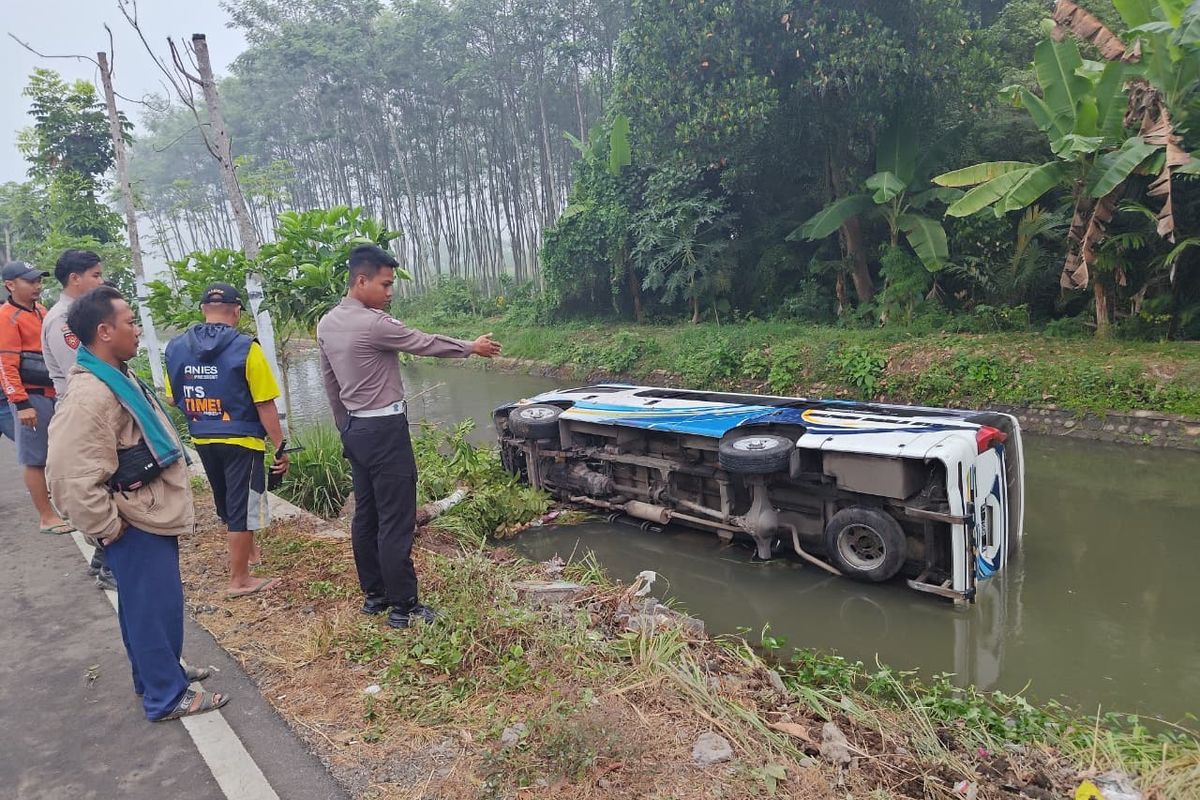 Sopir Mengantuk, Minibus 19 Penumpang Ziarah Wali Terjun ke Sungai Lumajang Sopir Mengantuk, Minibus 19 Penumpang Ziarah Wali Terjun ke Sungai Lumajang