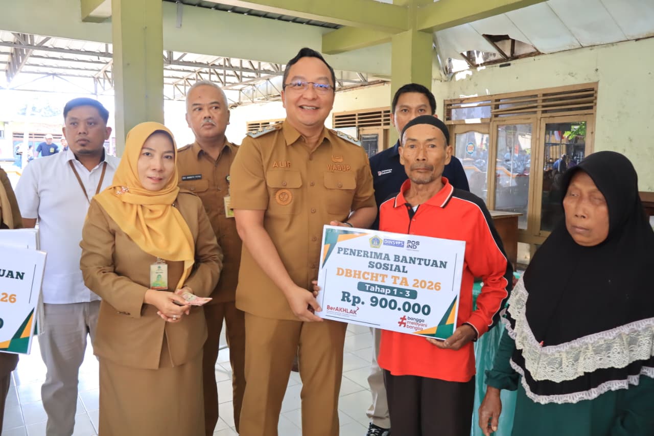 Wabup Gresik Buka Keluhan Warga Penerima Bantuan DBHCHT Wabup Gresik Buka Keluhan Warga Penerima Bantuan DBHCHT