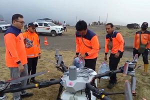 Helikopter dan Drone Bantu Jinakkan Api Meluas di Savana Bromo