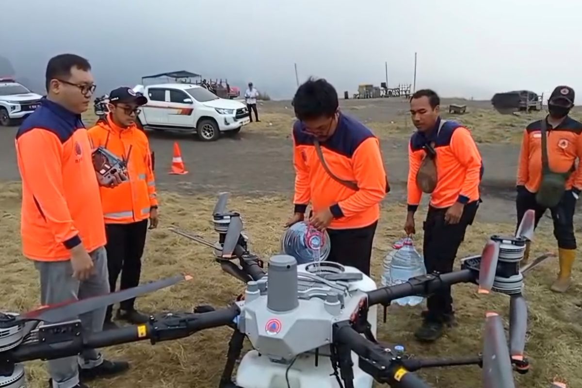 Helikopter dan Drone Bantu Jinakkan Api Meluas di Savana Bromo