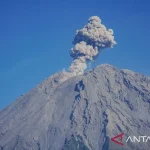 Tiga Gunung Api Aktif di Indonesia Meletus Pada Selasa Malam