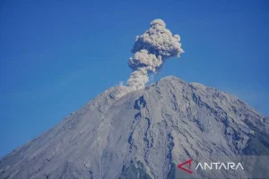 Tiga Gunung Api Aktif di Indonesia Meletus Pada Selasa Malam