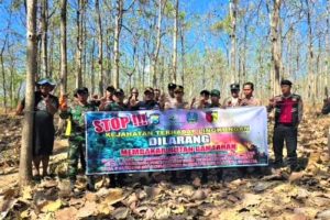 TNI-Petugas Gabungan Sisir Kawasan Hutan Magetan Cegah Kebakaran