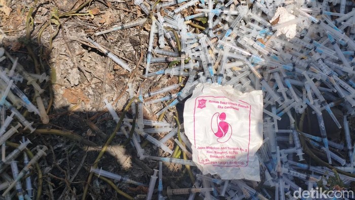 Bahaya! Ribuan Jarum Suntik Bekas Ditemukan di Parit Sidoarjo