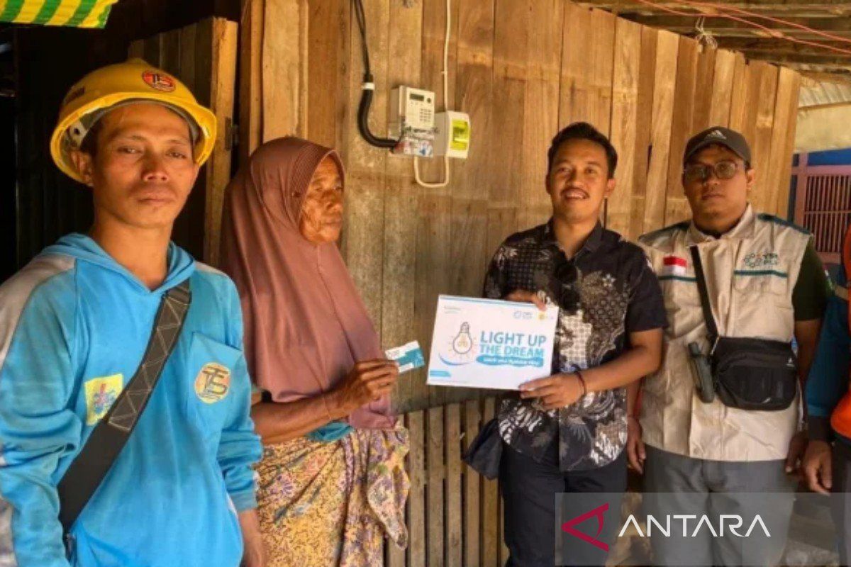 PLN Madura Bantu Pasang Listrik Warga Miskin Kepulauan PLN Madura Bantu Pasang Listrik Warga Miskin Kepulauan