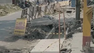 Warga Terpeleset Pemkot Surabaya Sanksi Kontraktor Drainase Ngemplak