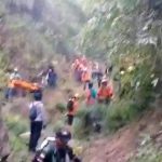 Setelah 13 Jam Tim SAR Evakuasi 2 Jenazah Pendaki Gunung Piramid