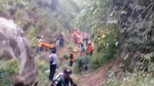 Setelah 13 Jam Tim SAR Evakuasi 2 Jenazah Pendaki Gunung Piramid