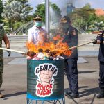 Bea Cukai dan Pemkot Surabaya Bakar 43,2 Juta Rokok Ilegal