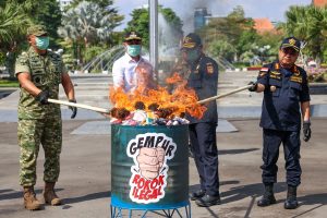 Bea Cukai dan Pemkot Surabaya Bakar 43,2 Juta Rokok Ilegal Bea Cukai dan Pemkot Surabaya Bakar 43,2 Juta Rokok Ilegal