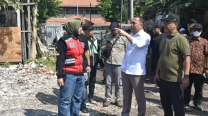 Eri Cahyadi Segel Lokasi Pemilahan Sampah Tanpa Izin di Keputih