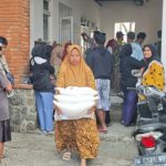 Gus Barra Salurkan 4857 Ton Beras untuk Warga Miskin Mojokerto
