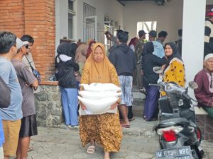 Gus Barra Salurkan 4857 Ton Beras untuk Warga Miskin Mojokerto Gus Barra Salurkan 4857 Ton Beras untuk Warga Miskin Mojokerto