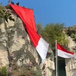 Bendera Raksasa Dikibarkan di Tebing Kapur Sekapuk Gresik