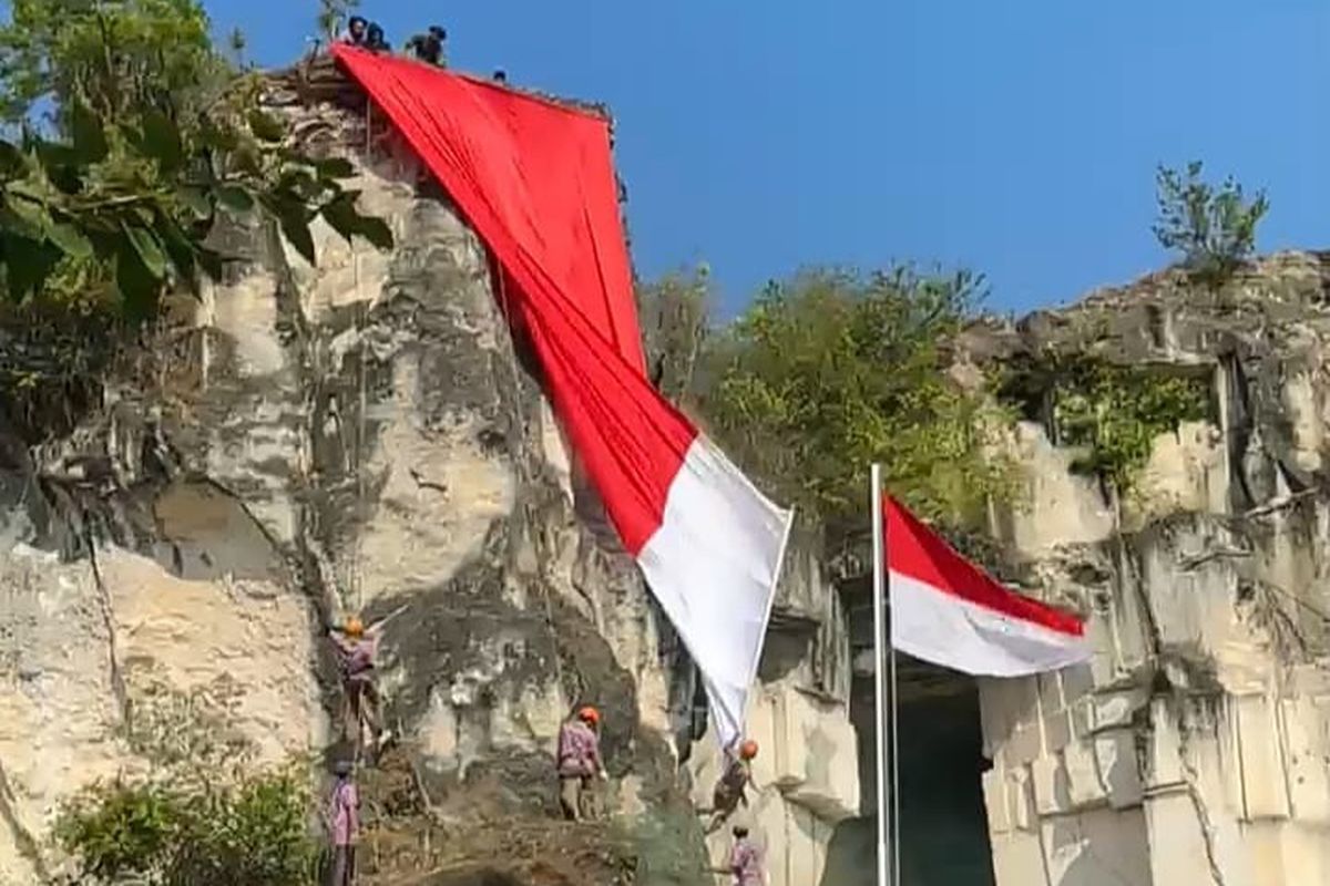 Bendera Raksasa Dikibarkan di Tebing Kapur Sekapuk Gresik Bendera Raksasa Dikibarkan di Tebing Kapur Sekapuk Gresik