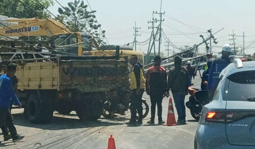 PLN Heran 10 Tiang Listrik Roboh Sekaligus di Manyar Gresik PLN Heran 10 Tiang Listrik Roboh Sekaligus di Manyar Gresik