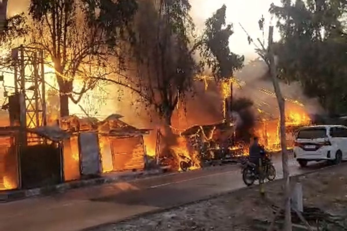 10 Toko di Babat Lamongan Hangus Terbakar Akibat Bakar Sampah 10 Toko di Babat Lamongan Hangus Terbakar Akibat Bakar Sampah