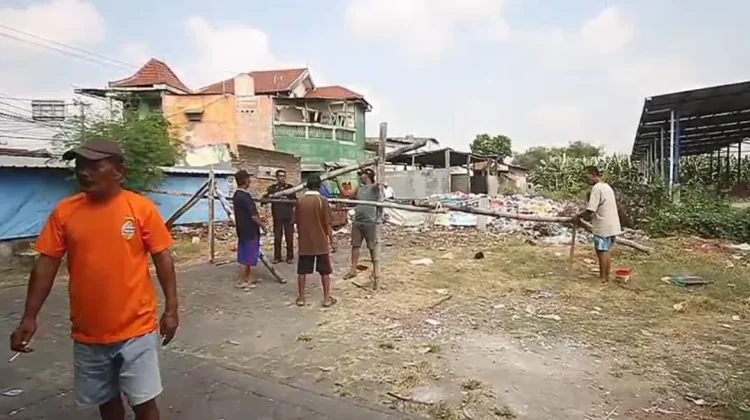 Sampah Menggunung, Warga Inisiatif Tutup TPS Suko Sidoarjo