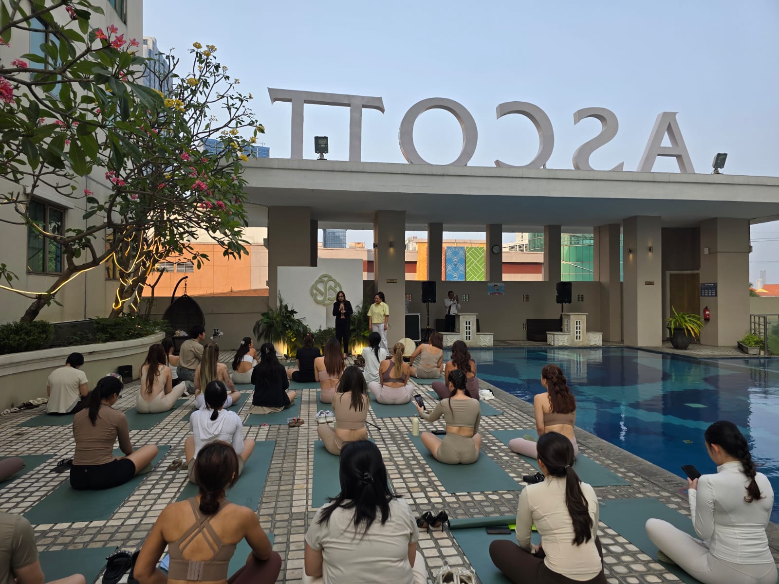 Wellnes Senja Hari Padukan Yoga & Sound Healing ala Ascott Surabaya Wellnes Senja Hari Padukan Yoga & Sound Healing ala Ascott Surabaya
