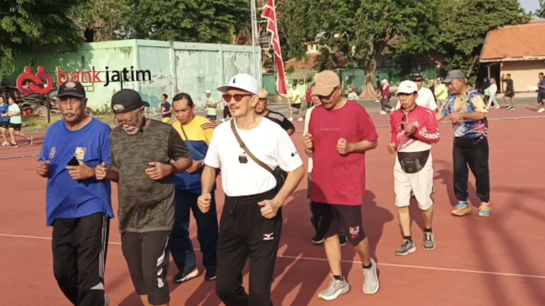 Keren! Mlaku Mlayu Timik Timik Surabaya Diikuti Ratusan Lansia .