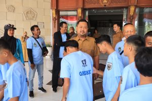 Bupati Gresik Lepas Tim U-13 dan U-15 ke Piala Soeratin Bupati Gresik Lepas Tim U-13 dan U-15 ke Piala Soeratin