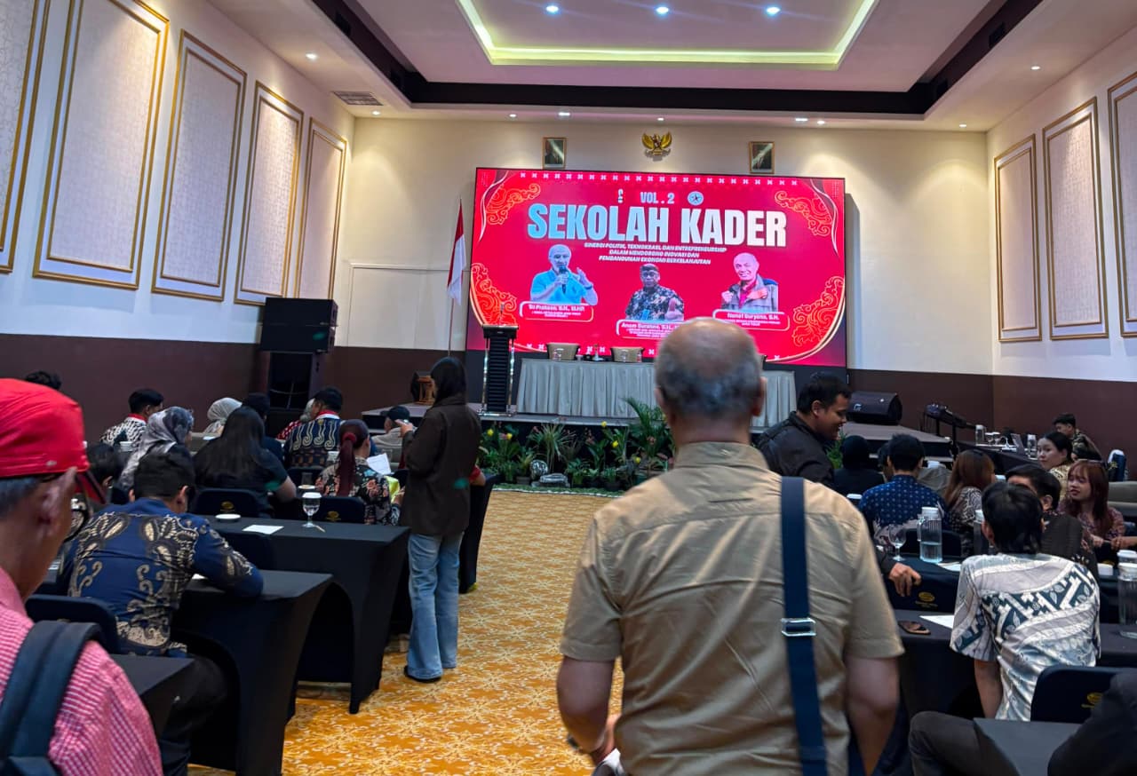 Kadin Jatim Ajak GMNI Rajin Baca Buku untuk Analisa Kebijakan Kadin Jatim Ajak GMNI Rajin Baca Buku untuk Analisa Kebijakan