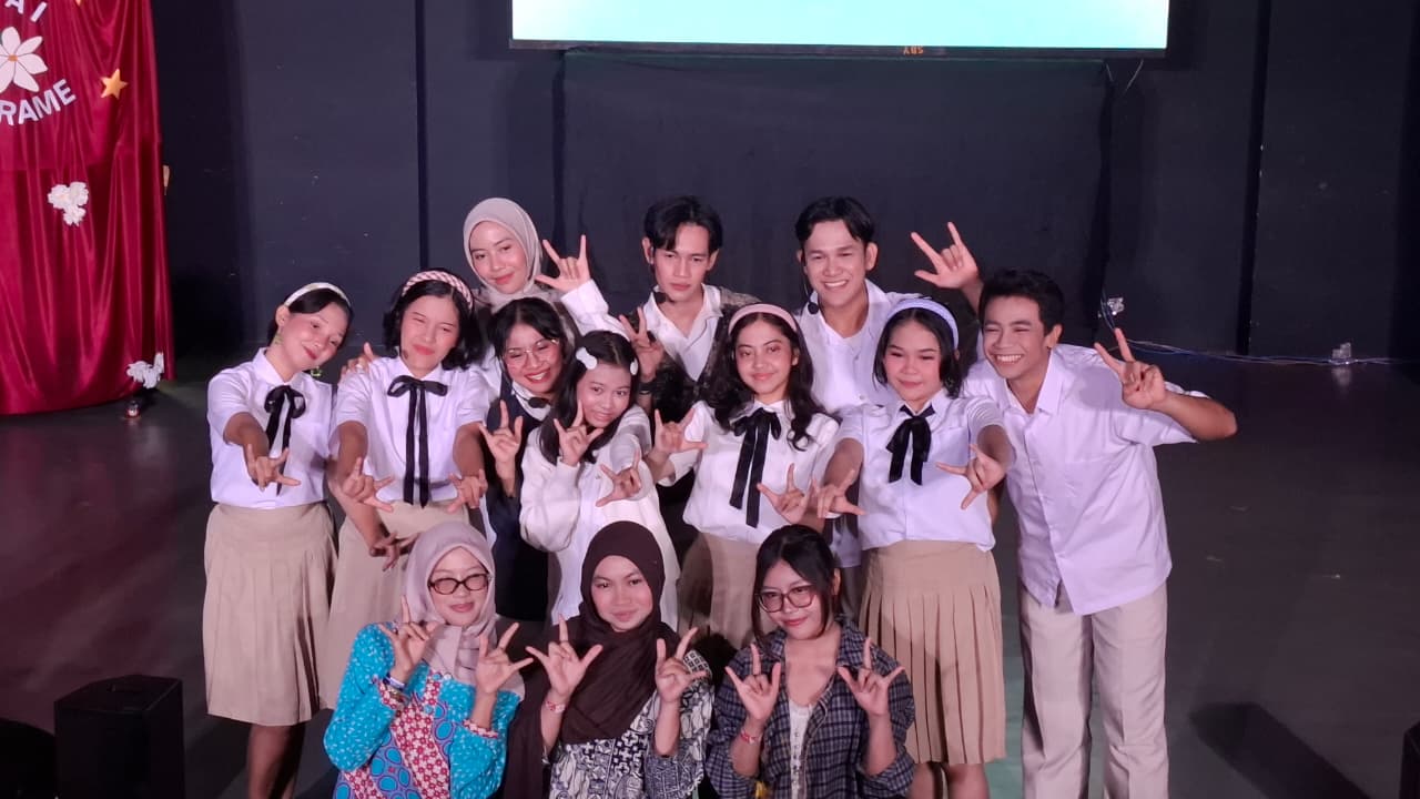 “Dengar Isyaratku” Ukir Sejarah Teater Musikal Inklusif Pertama di Jawa Timur “Dengar Isyaratku” Ukir Sejarah Teater Musikal Inklusif Pertama di Jawa Timur