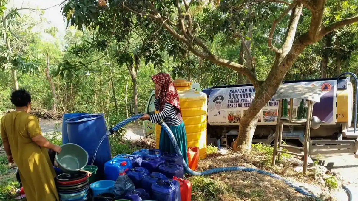 Kunjorowesi Krisis Air: Pemkab Mojokerto Teruskan Droping Air Kunjorowesi Krisis Air: Pemkab Mojokerto Teruskan Droping Air