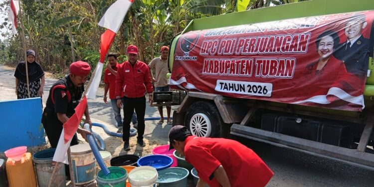 PDI Perjuangan Tuban Pasok Air Bersih ke Desa-desa Kekeringan PDI Perjuangan Tuban Pasok Air Bersih ke Desa-desa Kekeringan