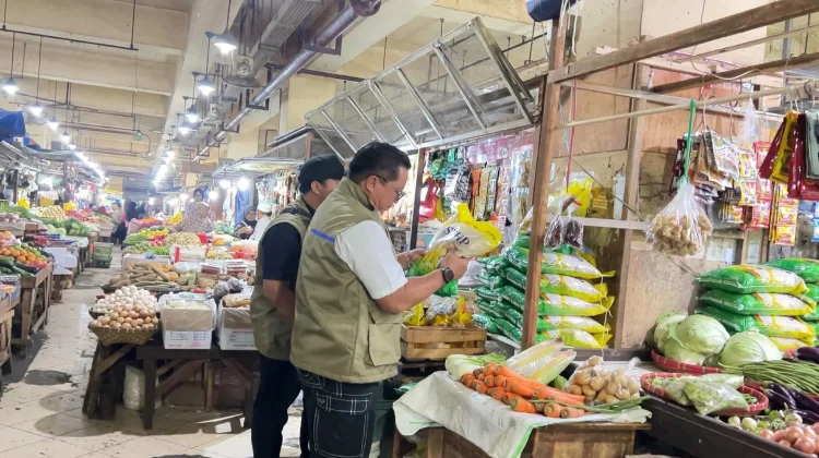 Bulog Jatim Guyur Pasar dengan Beras SPHP dan Minyakita Bulog Jatim Guyur Pasar dengan Beras SPHP dan Minyakita