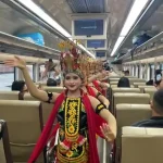 Unik! Tari Gandrung Hibur Penumpang KA Sangkuriang Relasi Ketapang – Bandung