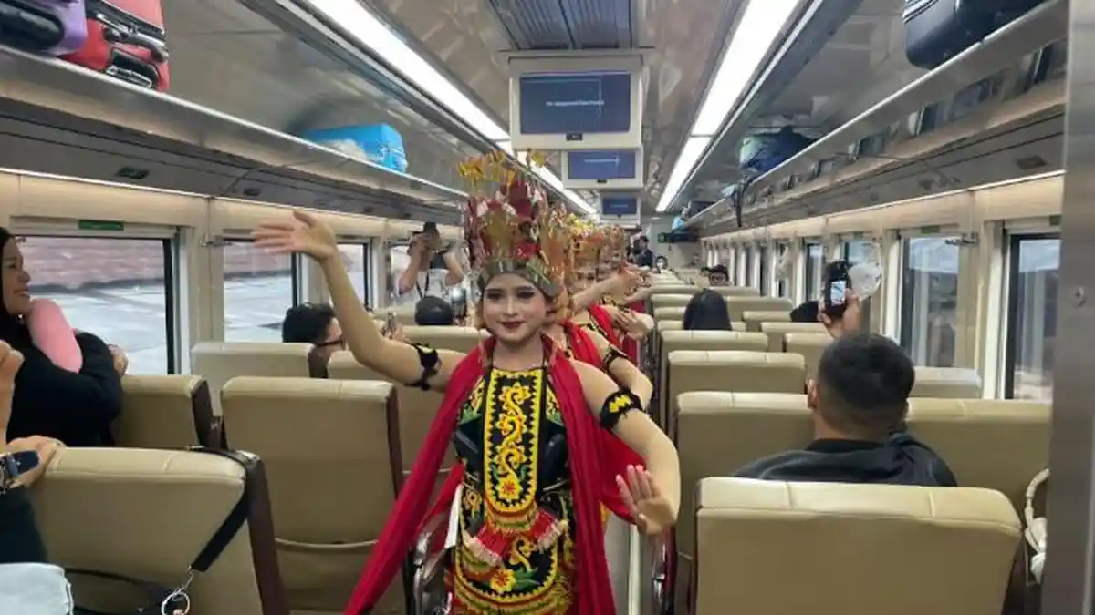 Unik! Tari Gandrung Hibur Penumpang KA Sangkuriang Relasi Ketapang – Bandung Unik! Tari Gandrung Hibur Penumpang KA Sangkuriang Relasi Ketapang – Bandung
