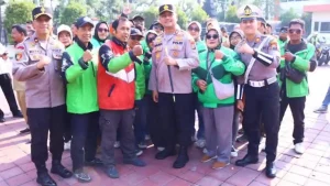 Polres Gresik Rangkul Ojol dan Relawan Ambulans di Jalan Polres Gresik Rangkul Ojol dan Relawan Ambulans di Jalan