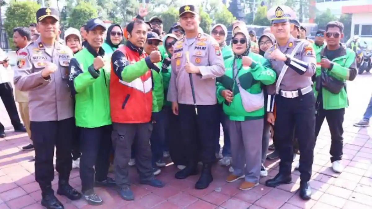 Polres Gresik Rangkul Ojol dan Relawan Ambulans di Jalan Polres Gresik Rangkul Ojol dan Relawan Ambulans di Jalan