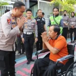 HUT Lantas ke-71: Kapolres Gresik Bantu Ojol Korban Kecelakaan