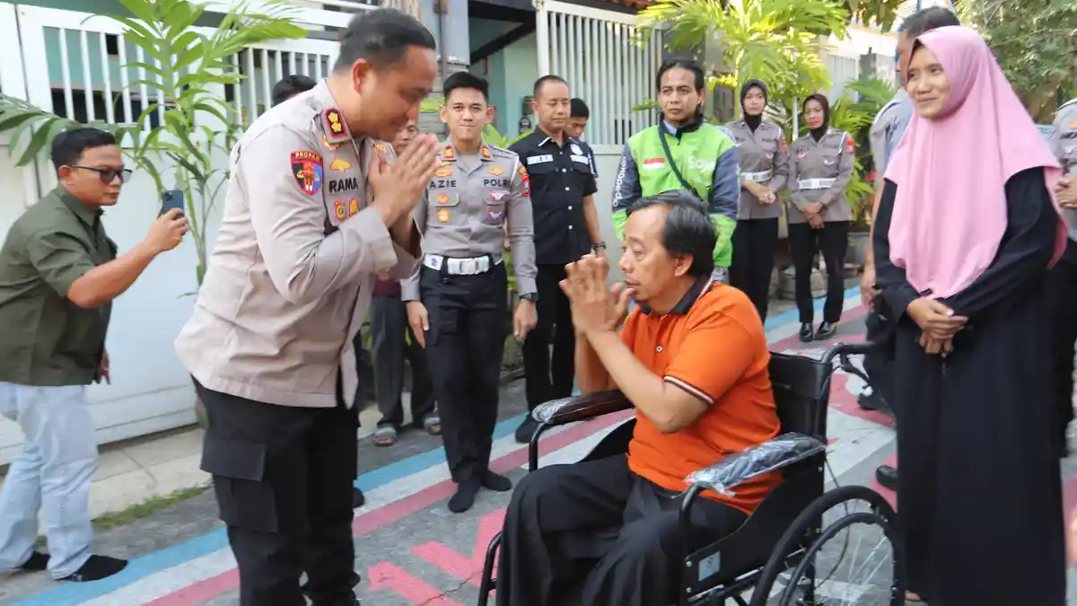 HUT Lantas ke-71: Kapolres Gresik Bantu Ojol Korban Kecelakaan