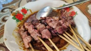 Sate Pojok Lowayu Gresik: Legendaris, Sehari Habis 10 Kambing