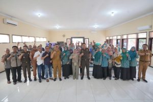 Ning Ita Perkuat Kesadaran Hukum Para Lurah di Mojokerto Ning Ita Perkuat Kesadaran Hukum Para Lurah di Mojokerto