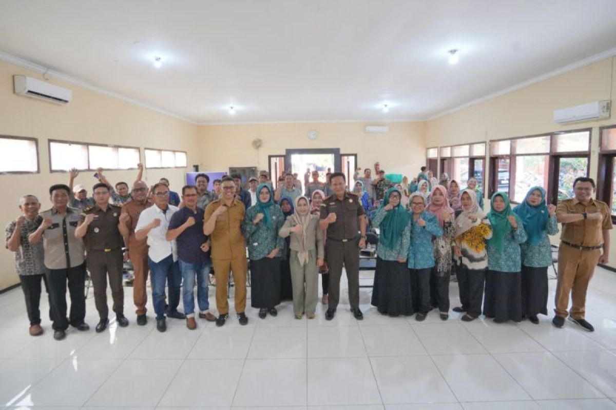 Ning Ita Perkuat Kesadaran Hukum Para Lurah di Mojokerto Ning Ita Perkuat Kesadaran Hukum Para Lurah di Mojokerto