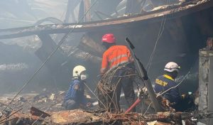 Pabrik Sepatu Luas 2000 Meter di Mojokerto Ludes Terbakar Pabrik Sepatu Luas 2000 Meter di Mojokerto Ludes Terbakar