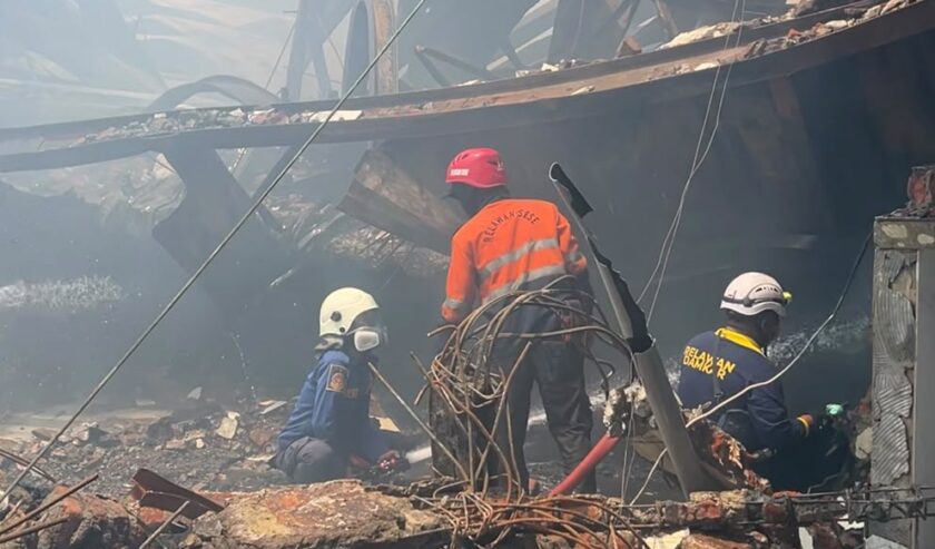 Pabrik Sepatu Luas 2000 Meter di Mojokerto Ludes Terbakar Pabrik Sepatu Luas 2000 Meter di Mojokerto Ludes Terbakar