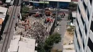 Geger Tumpukan Sampah Liar 60 Ton Belakang Pasar Turi Surabaya