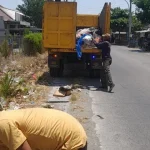 DLH Gresik Sapu Bersih Ceceran Sampah di Randegansari