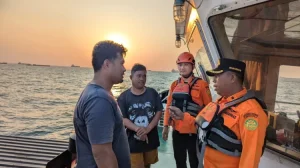 Delapan ABK Kapal Tenggelam di Bawean Dievakuasi Selamat Delapan ABK Kapal Tenggelam di Bawean Dievakuasi Selamat