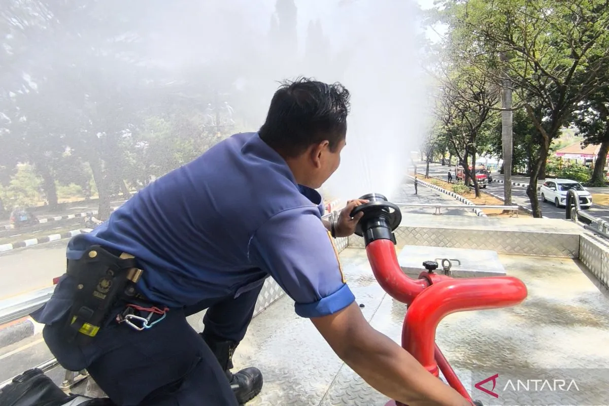 Dampak Abu Vulkanik GAK Pemkab Bogor Semprot Jalan di 11 Wilayah Dampak Abu Vulkanik GAK Pemkab Bogor Semprot Jalan di 11 Wilayah