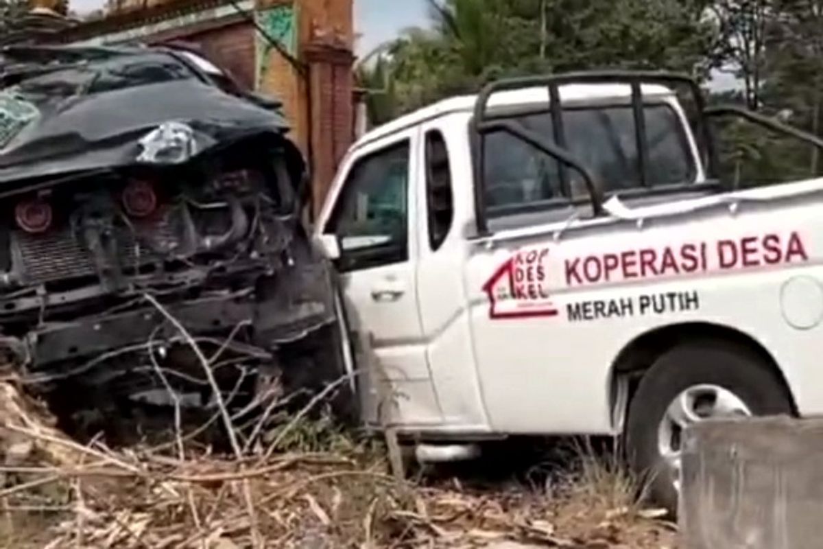 Pikap KDMP Blitar Ringsek Ditabrak Fortuner Kerugian Rp80 Juta Pikap KDMP Blitar Ringsek Ditabrak Fortuner Kerugian Rp80 Juta