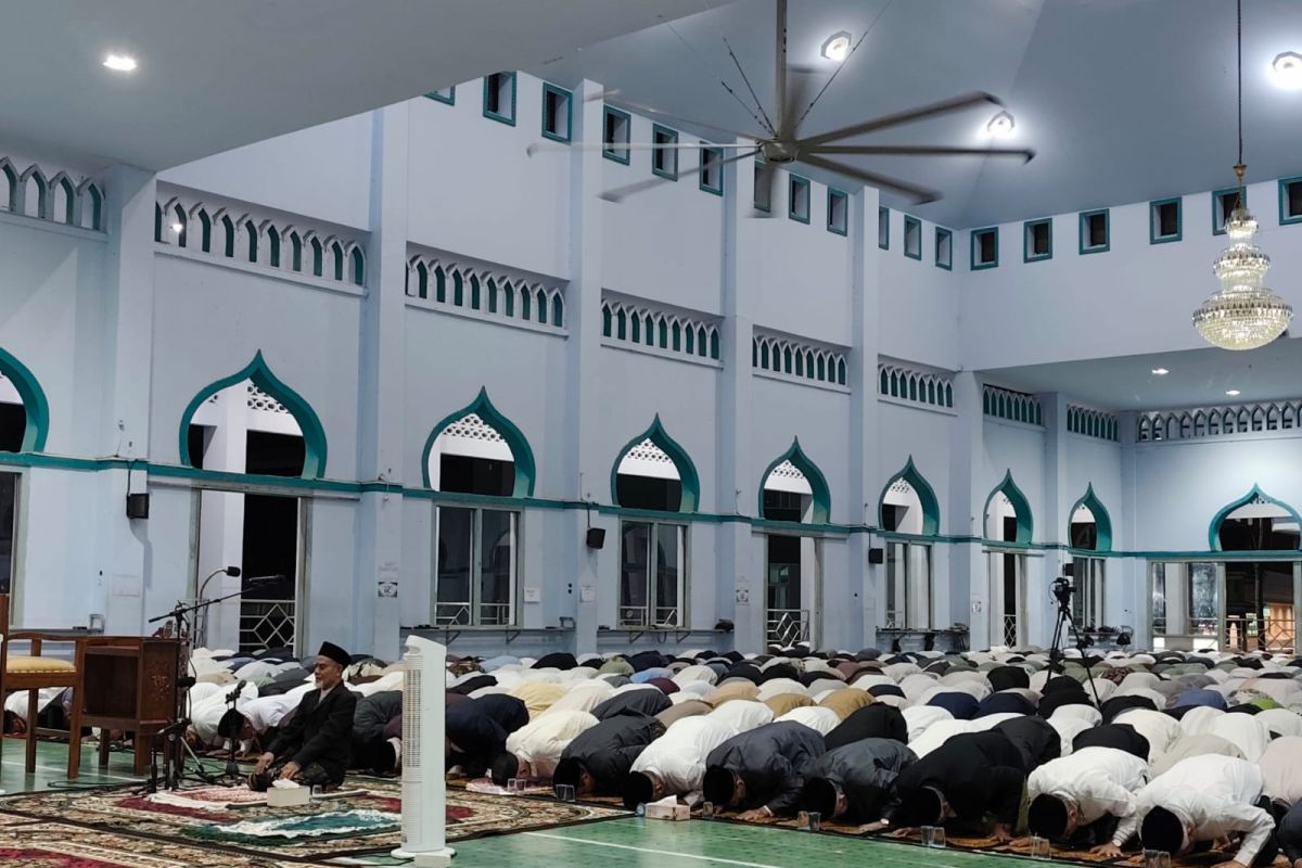 100 Tahun Pondok Gontor Puluhan Ribu Santri Sujud Syukur 100 Tahun Pondok Gontor Puluhan Ribu Santri Sujud Syukur