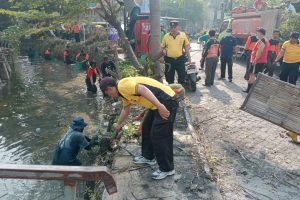 Polisi Sidoarjo dan Sungai Watch Bersih Sungai Cegah Banjir
